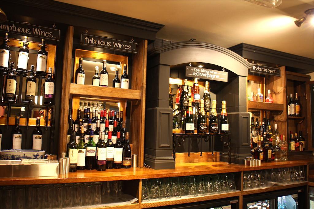 The Bear Hotel By Greene King Inns ฮังเกอร์ฟอร์ด ภายนอก รูปภาพ